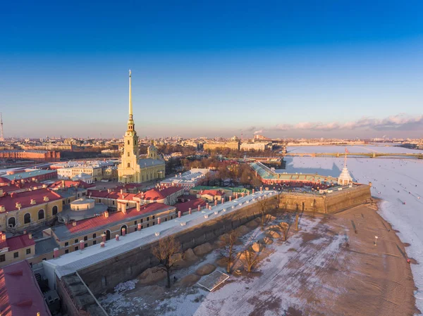 Vista Aérea Gente Camina Sobre Congelado Río Neva San Petersburgo — Foto de Stock