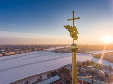 Güneş batarken Peter ve Paul Kalesi 'nde altın melek ve haç manzarası, Neva Nehri, Saint Petersburg, güneşli soğuk gün, Kış Sarayı, Hermitage, Deniz Kuvvetleri, Saray Köprüsü, Rostral sütunları.