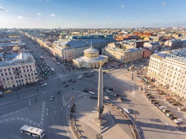 Nevsky İş Merkezi, Vosstaniya Meydanı, Stockman, Nevsky Bulvarı metro istasyonu, Moskova tren istasyonu, trafik, kahraman şehir Leningrad 'a dikilitaş, cephe