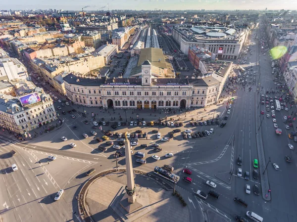 Nevsky İş Merkezi, Vosstaniya Meydanı, Stockman, Nevsky Bulvarı metro istasyonu, Moskova tren istasyonu, trafik, kahraman şehir Leningrad 'a dikilitaş, cephe