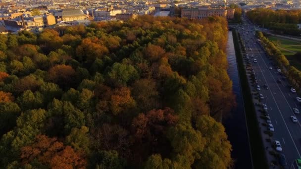 Rusia, San Petersburgo, 21 de octubre de 2017: Vista aérea del jardín de verano — Vídeos de Stock