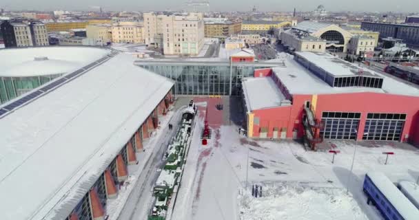 俄罗斯 圣彼得堡 2018年3月07日 俄罗斯铁路博物馆的空中录影在冬天 老火车 陈列复合体 波罗的海驻地铁路 现代大厦 俄罗斯铁路公司 — 图库视频影像