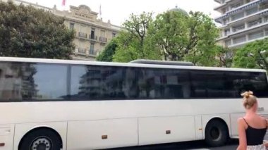 Monaco, Monte-Carlo, 09 Temmuz 2019: Otel Hermitage, lüks hayat, en pahalı arabalar, satın alınan turistler, güneşli bir hava, Zara mağazası, kırmızı otobüs, yaya geçidi, bisikletler