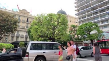 Monaco, Monte-Carlo, 09 Temmuz 2019: Otel Hermitage, lüks hayat, en pahalı arabalar, satın alınan turistler, güneşli bir hava, Zara mağazası, kırmızı otobüs, yaya geçidi, bisikletler