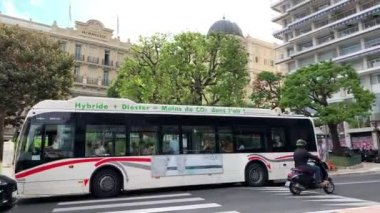 Monaco, Monte-Carlo, 09 Temmuz 2019: Otel Hermitage, lüks hayat, en pahalı arabalar, satın alınan turistler, güneşli bir hava, Zara mağazası, kırmızı otobüs, yaya geçidi, bisikletler