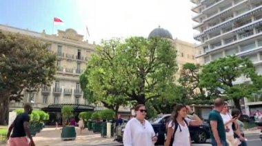 Monaco, Monte-Carlo, 09 Temmuz 2019: Otel Hermitage, lüks hayat, en pahalı arabalar, satın alınan turistler, güneşli bir hava, Zara mağazası, kırmızı otobüs, yaya geçidi, bisikletler