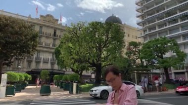 Monaco, Monte-Carlo, 09 Temmuz 2019: Otel Hermitage, lüks hayat, en pahalı arabalar, satın alınan turistler, güneşli bir hava, Zara mağazası, kırmızı otobüs, yaya geçidi, bisikletler