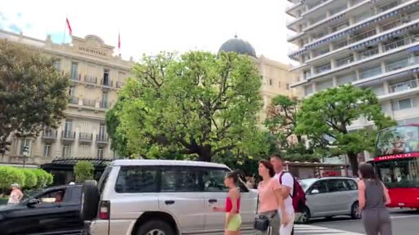 モナコ モンテカルロ 2019年7月9日 ホテルエルミタージュ ラグジュアリーライフ 最も高価な車 購入と観光客 晴れた日 ザラ店 赤いバス — ストック動画