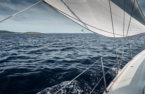 Das Segelboot Fährt Auf Segeln Ein Blick Auf Das Meer — Stockfoto
