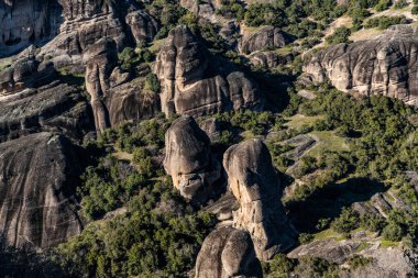Unesco anıtı Meteora 'nın havadan görünüşü, dağlar, Yunanca' nın simgesi, güneşli hava, sis, vadi üzerindeki sis, sis