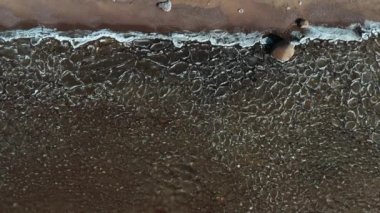 Buz parçaları dalgalar üzerinde yüzer, buz plakları, kumlu kıyılar, taşlar, ilkbahar manzarası, güneşli hava, barış