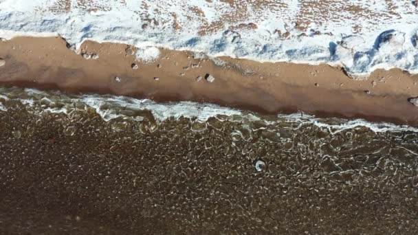 海浪上的冰块 沙滩海岸 春天的风景 阳光灿烂的天气 — 图库视频影像