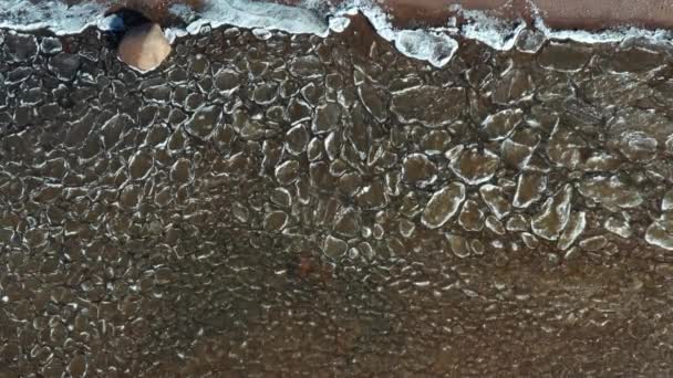 Pedaços Gelo Flutuam Ondas Placas Gelo Costa Arenosa Pedras Paisagem — Vídeo de Stock