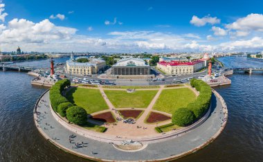 Eski Borsa binasının havadan çekilmiş fotoğrafı, Rostral sütunları, Saint Petersburg 'un merkezi, Rusya, Neva nehri, köprüler, Isaac katedrali.
