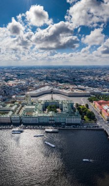 Saint Petersburg, Rusya 'nın dikey hava manzarası, Hermitage Müzesi, Kış Sarayı, Saray Meydanı, yeşil çatılar, Alexander Koyu, Genelkurmay Başkanı, Hermitage Bahçesi