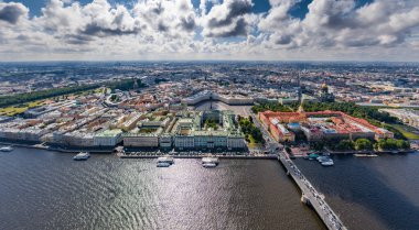 Saint Petersburg, Rusya 'nın hava manzarası, Hermitage Müzesi, Kış Sarayı, Saray Meydanı, yeşil çatılar, Alexander sütunu, Genelkurmay Başkanlığı, Hermitage, Neva nehri bahçesi, toprak seti, su üzerinde güneş yansıması.