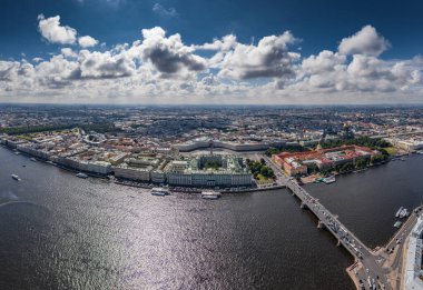Saint Petersburg, Rusya 'nın hava manzarası, Hermitage Müzesi, Kış Sarayı, Saray Meydanı, yeşil çatılar, Alexander sütunu, Genelkurmay Başkanlığı, Hermitage, Neva nehri bahçesi, toprak seti, su üzerinde güneş yansıması.