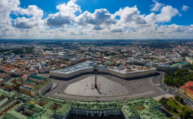 Saint Petersburg, Rusya 'nın hava manzarası, Hermitage Müzesi, Kış Sarayı, Saray Meydanı, yeşil çatılar, Alexander sütunu, Genelkurmay Başkanlığı, Hermitage, Neva nehri bahçesi, toprak seti, su üzerinde güneş yansıması.