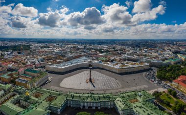 Saint Petersburg, Rusya 'nın hava manzarası, Hermitage Müzesi, Kış Sarayı, Saray Meydanı, yeşil çatılar, Alexander sütunu, Genelkurmay Başkanlığı, Hermitage, Neva nehri bahçesi, toprak seti, su üzerinde güneş yansıması.