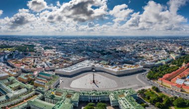 Saint Petersburg, Rusya 'nın hava manzarası, Hermitage Müzesi, Kış Sarayı, Saray Meydanı, yeşil çatılar, Alexander sütunu, Genelkurmay Başkanlığı, Hermitage, Neva nehri bahçesi, toprak seti, su üzerinde güneş yansıması.