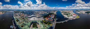 Saint Petersburg, Rusya 'nın hava manzarası, Hermitage Müzesi, Kış Sarayı, Saray Meydanı, yeşil çatılar, Alexander sütunu, Genelkurmay Başkanlığı, Hermitage, Neva nehri bahçesi, toprak seti, su üzerinde güneş yansıması.
