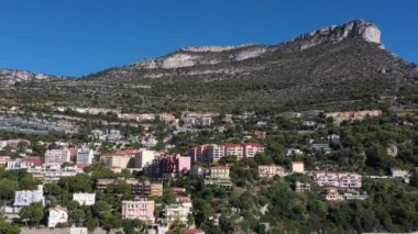 Fransa, Cote Dazur, Beaulieu, 02 Ekim 2019: Fransız Rivierası 'nın pahalı kır evleri ve malikaneleri, palmiye ağaçları, havuzlar, taş plajlar, şezlonglar,