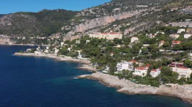 Fransa, Cote Dazur, Beaulieu, 02 Ekim 2019: Fransız Rivierası 'nın pahalı kır evleri ve malikaneleri, palmiye ağaçları, havuzlar, taş plajlar, şezlonglar,