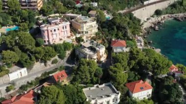 Fransa, Cote Dazur, Beaulieu, 02 Ekim 2019: Fransız Rivierası 'nın pahalı kır evleri ve malikaneleri, palmiye ağaçları, havuzlar, taş plajlar, şezlonglar,