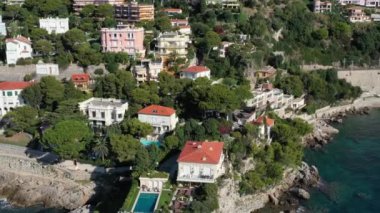 Fransa, Cote Dazur, Beaulieu, 02 Ekim 2019: Fransız Rivierası 'nın pahalı kır evleri ve malikaneleri, palmiye ağaçları, havuzlar, taş plajlar, şezlonglar,