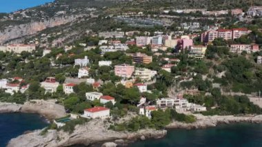 Fransa, Cote Dazur, Beaulieu, 02 Ekim 2019: Fransız Rivierası 'nın pahalı kır evleri ve malikaneleri, palmiye ağaçları, havuzlar, taş plajlar, şezlonglar,