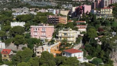 Fransa, Cote Dazur, Beaulieu, 02 Ekim 2019: Fransız Rivierası 'nın pahalı kır evleri ve malikaneleri, palmiye ağaçları, havuzlar, taş plajlar, şezlonglar,