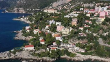 Fransa, Cote Dazur, Beaulieu, 02 Ekim 2019: Fransız Rivierası 'nın pahalı kır evleri ve malikaneleri, palmiye ağaçları, havuzlar, taş plajlar, şezlonglar,