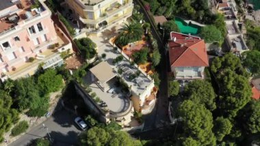 Fransa, Cote Dazur, Beaulieu, 02 Ekim 2019: Fransız Rivierası 'nın pahalı kır evleri ve malikaneleri, palmiye ağaçları, havuzlar, taş plajlar, şezlonglar,