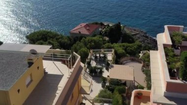 Fransa, Cote Dazur, Beaulieu, 02 Ekim 2019: Fransız Rivierası 'nın pahalı kır evleri ve malikaneleri, palmiye ağaçları, havuzlar, taş plajlar, şezlonglar,