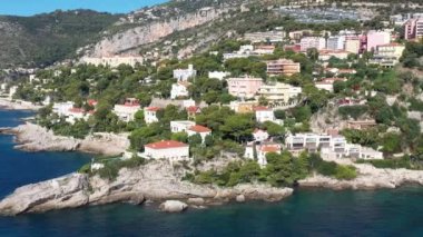 Fransa, Cote Dazur, Beaulieu, 02 Ekim 2019: Fransız Rivierası 'nın pahalı kır evleri ve malikaneleri, palmiye ağaçları, havuzlar, taş plajlar, şezlonglar,