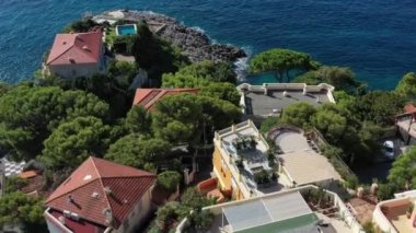 Fransa, Cote Dazur, Beaulieu, 02 Ekim 2019: Fransız Rivierası 'nın pahalı kır evleri ve malikaneleri, palmiye ağaçları, havuzlar, taş plajlar, şezlonglar,