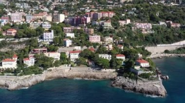 Fransa, Cote Dazur, Beaulieu, 02 Ekim 2019: Fransız Rivierası 'nın pahalı kır evleri ve malikaneleri, palmiye ağaçları, havuzlar, taş plajlar, şezlonglar,