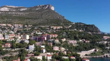Fransa, Cote Dazur, Beaulieu, 02 Ekim 2019: Fransız Rivierası 'nın pahalı kır evleri ve malikaneleri, palmiye ağaçları, havuzlar, taş plajlar, şezlonglar,