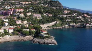 Fransa, Cote Dazur, Beaulieu, 02 Ekim 2019: Fransız Rivierası 'nın pahalı kır evleri ve malikaneleri, palmiye ağaçları, havuzlar, taş plajlar, şezlonglar,