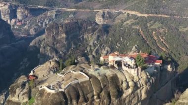 Manastır Trinity 'nin havadan görünüşü ve gün batımında Meteora vadisi ve tarihi kanyonunun nefes kesici resimleri, Kalambaka, Yunanistan, gölgeler, çarpık yol, köprü, dağlar sütun olarak kullanılıyor