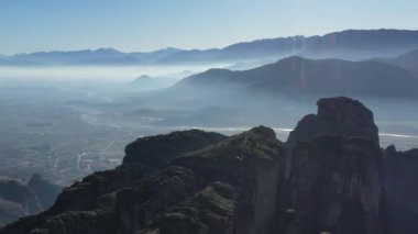 UNESCO anıtı Meteora 'nın havadan görünüşü, dağlar, Yunanistan' ın simgesi, sis, vadi üzerindeki sis