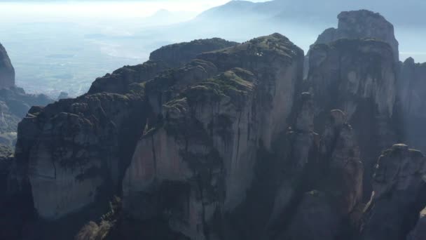 从空中俯瞰联合国教科文组织的纪念碑Meteora，高山，希腊的地标，雾，笼罩在山谷之上 — 图库视频影像