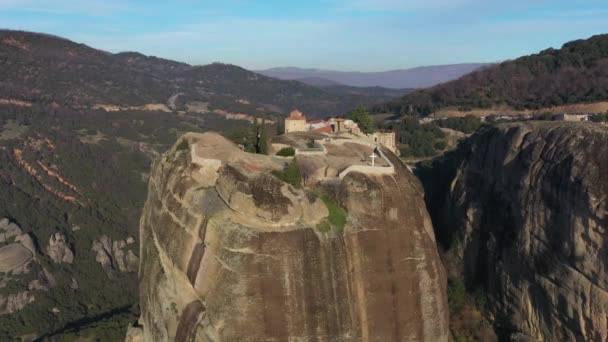 Vista aérea do mosteiro Trindade e de tirar o fôlego fotos de vale e desfiladeiro marco de Meteora ao pôr do sol, Kalambaka, Grécia, sombras, estrada torcida, ponte, Montanhas como colunas — Vídeo de Stock