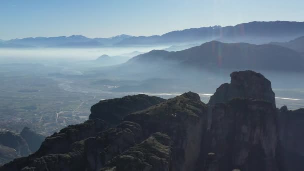 Aerial kilátás UNESCO emlékmű Meteora, a hegyek, a mérföldkő Görögország, köd, köd a völgy felett — Stock videók