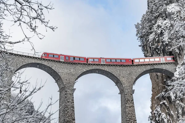 Landwasser Viaduct, kışın kırmızı renkli ünlü tren, İsviçre 'nin simgesi, kar yağışı, Buzul Ekspresi