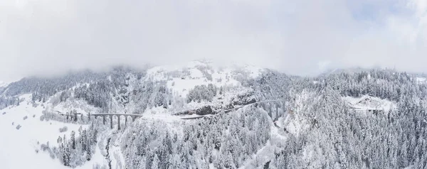 Veduta aerea del Landwasser Viadotto con Ferrovia senza treno famoso in inverno, punto di riferimento della Svizzera, neve, fiume e montagne — Foto Stock