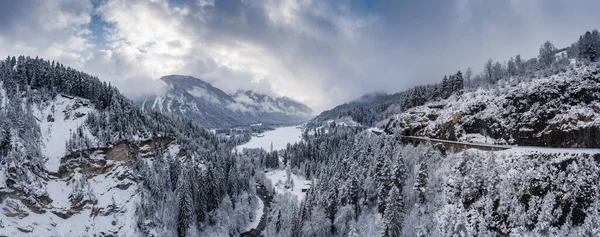 Veduta aerea del Landwasser Viadotto con Ferrovia senza treno famoso in inverno, punto di riferimento della Svizzera, neve, fiume e montagne — Foto Stock