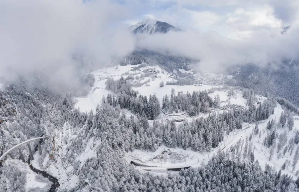 Veduta aerea del Landwasser Viadotto con Ferrovia senza treno famoso in inverno, punto di riferimento della Svizzera, neve, fiume e montagne — Foto Stock