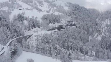 Kara Arısı Viyadük 'ünün kışın trensiz havadan görünüşü, İsviçre' nin simgesi, kar, insansız hava aracı hareket etmiyor.