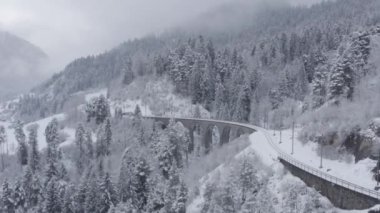 Landwasser Viaduct 'un kışın trensiz havadan görünüşü, İsviçre' nin simgesi, kar yağışı, insansız hava aracı...